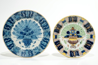 Vier blauwwitte en polychrome Delftse borden met pauwstaart decor, 18e eeuw