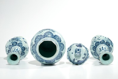Une garniture de trois vases en fa&iuml;ence de Delft bleu et blanc &agrave; d&eacute;cor chinoiserie, 2&egrave;me moiti&eacute; du 17&egrave;me
