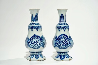 Une paire de vases en fa&iuml;ence de Delft bleu et blanc, 17&egrave;me