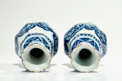 Une paire de vases en fa&iuml;ence de Delft bleu et blanc, 17&egrave;me