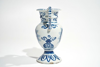 Un vase d'autel en fa&iuml;ence de Delft bleu et blanc &agrave; inscription IHS, 18&egrave;me