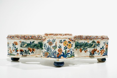 Een Delftse kasjmier palet houder voor olie-, azijn- en kruidenflesjes, 17/18e eeuw
