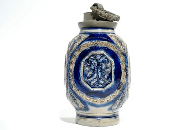 Een vierkante Westerwald steengoed fles met tinmontuur, 17e eeuw