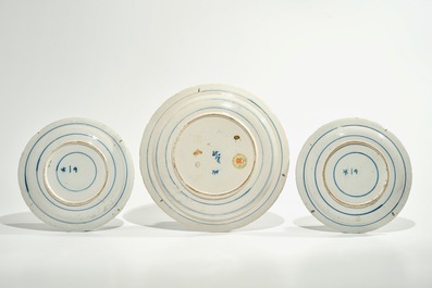Trois plats en fa&iuml;ence de Delft bleu et blanc &agrave; d&eacute;cor chinoiserie, 17/18&egrave;me