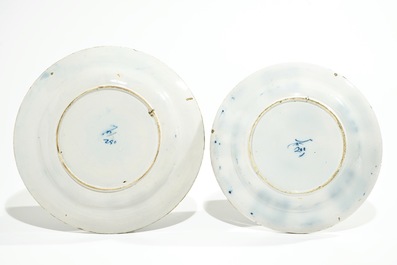 Quatre assiettes en fa&iuml;ence de Delft bleu et blanc et polychrome, 18&egrave;me