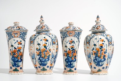 Une garniture de quatre vases en fa&iuml;ence de Delft en palette cachemire, 1&egrave;re moiti&eacute; du 18&egrave;me