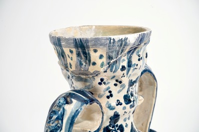 Un vase couvert &agrave; deux anses en c&eacute;ramique espagnole en bleu et blanc, Triana, Seville, 18&egrave;me