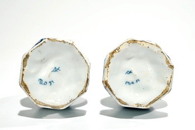 Une paire de vases en fa&iuml;ence de Delft bleu et blanc, 17&egrave;me
