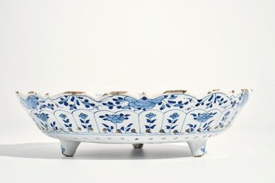 Un &eacute;gouttoir sur pr&eacute;sentoir en fa&iuml;ence de Delft bleu et blanc, marque pseudo-chinoise, 18&egrave;me