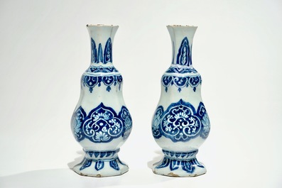 Une paire de vases en fa&iuml;ence de Delft bleu et blanc, 17&egrave;me