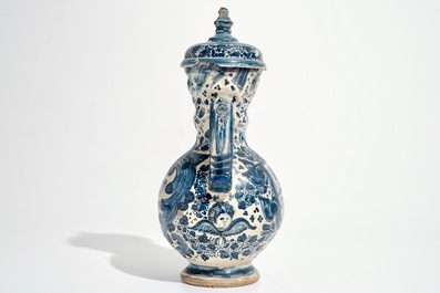 Un vase couvert &agrave; deux anses en c&eacute;ramique espagnole en bleu et blanc, Triana, Seville, 18&egrave;me