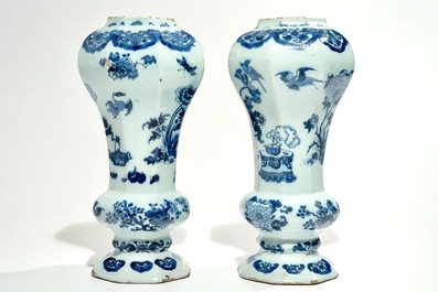 Une paire de vases en fa&iuml;ence de Delft bleu et blanc &agrave; d&eacute;cor chinoiserie, 2&egrave;me moiti&eacute; du 17&egrave;me