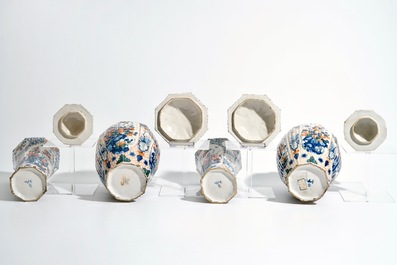 Une garniture de quatre vases en fa&iuml;ence de Delft en palette cachemire, 1&egrave;re moiti&eacute; du 18&egrave;me