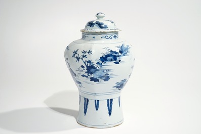 Un vase couvert en fa&iuml;ence de Delft bleu et blanc &agrave; d&eacute;cor chinoiserie, 2&egrave;me moiti&eacute; du 17&egrave;me