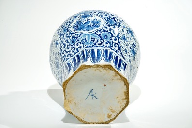 Un grand vase balustre en fa&iuml;ence de Delft bleu et blanc, 2&egrave;me moiti&eacute; du 17&egrave;me