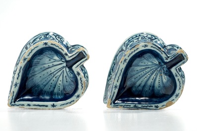 Une paire de salerons en forme de coeur en fa&iuml;ence de Delft bleu et blanc, 17/18&egrave;me