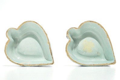 Une paire de salerons en forme de coeur en fa&iuml;ence de Delft bleu et blanc, 17/18&egrave;me