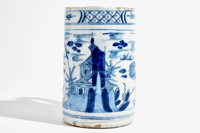 Een grote blauwwitte Delftse bierkroes met chinoiserie decor, 18e eeuw