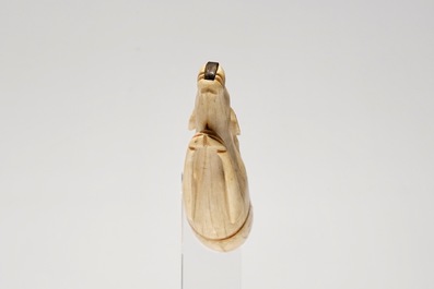 Un barut-dan ou flacon &agrave; poudre en ivoire sculpt&eacute; en forme d'antilope, Inde, 17&egrave;me