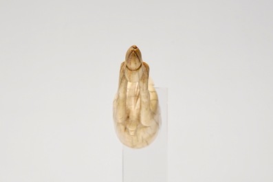 Un barut-dan ou flacon &agrave; poudre en ivoire sculpt&eacute; en forme d'antilope, Inde, 17&egrave;me