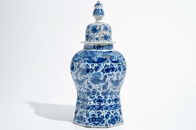 Un grand vase couvert en fa&iuml;ence de Delft bleu et blanc, 18&egrave;me