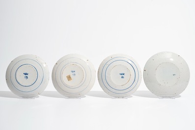 Acht polychrome Delftse borden met bliksem decor, 17/18e eeuw