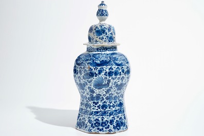 Un grand vase couvert en fa&iuml;ence de Delft bleu et blanc, 18&egrave;me