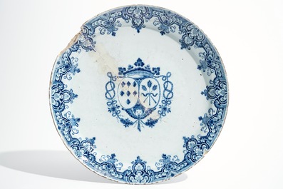 Sept assiettes et un grand plat armori&eacute; en fa&iuml;ence de Delft bleu et blanc, 17/18&egrave;me