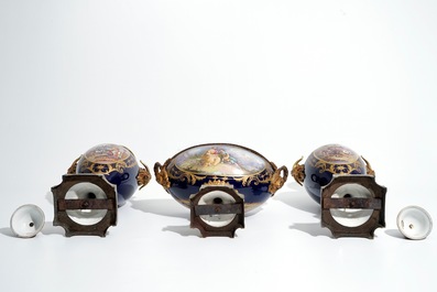 Een driedelige garnituur met bronsmontuur in S&egrave;vres porselein, 19e eeuw