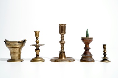 Een bronzen wijwateremmer en vier diverse miniatuur kandelaars, 16/17e eeuw en later