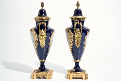 Une paire de vases couverts en porcelaine dans le style de S&egrave;vres, 19/20&egrave;me
