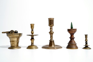 Een bronzen wijwateremmer en vier diverse miniatuur kandelaars, 16/17e eeuw en later