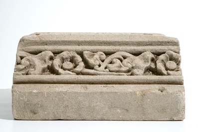 Un fragment d'une arche romane en pierre sculpt&eacute;e, France, 12/13&egrave;me