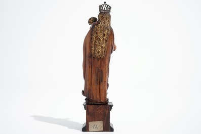 Une Vierge &agrave; l'Enfant en buis sculpt&eacute; et dor&eacute; sur socle en palissandre, 16/17&egrave;me