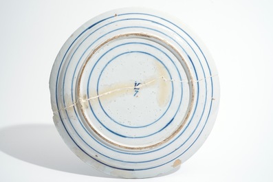 Sept assiettes et un grand plat armori&eacute; en fa&iuml;ence de Delft bleu et blanc, 17/18&egrave;me