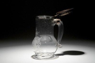 Une chope en verre grav&eacute; &agrave; d&eacute;cor armori&eacute; au couvercle en argent, marque d'Augsburg, Allemagne, 17&egrave;me