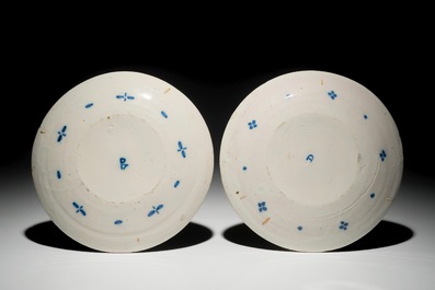 Une paire d'assiettes en fa&iuml;ence de Delft bleu et blanc &agrave; d&eacute;cor chinoiserie, 18&egrave;me