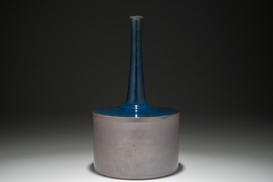 Een modernistische flesvormige vaas in grijs en blauw, Perignem, 2e helft 20e eeuw