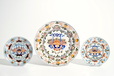 Cinq assiettes et un plat en fa&iuml;ence de Delft polychrome aux paniers fleuris, 18&egrave;me