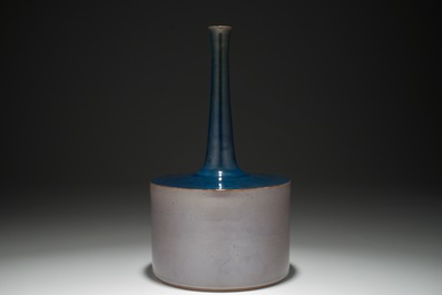 Un vase moderniste de forme bouteille en gris et bleu, Perignem, 2&egrave;me moiti&eacute; du 20&egrave;me