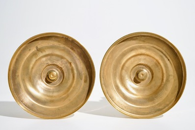 Une paire de bougeoirs en bronze dor&eacute; d'&eacute;poque Empire, France, 19&egrave;me