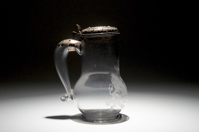 Une chope en verre grav&eacute; &agrave; d&eacute;cor armori&eacute; au couvercle en argent, marque d'Augsburg, Allemagne, 17&egrave;me