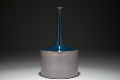 Un vase moderniste de forme bouteille en gris et bleu, Perignem, 2&egrave;me moiti&eacute; du 20&egrave;me