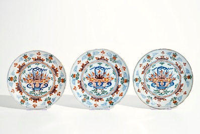 Cinq assiettes et un plat en fa&iuml;ence de Delft polychrome aux paniers fleuris, 18&egrave;me