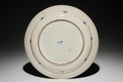 Un plat en fa&iuml;ence polychrome de Delft &agrave; d&eacute;cor &quot;au tonnerre&quot;, 2&egrave;me moiti&eacute; du 17&egrave;me