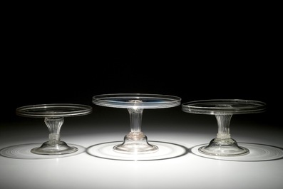 Drie oplopende Engelse glazen tazza op hoge voet, 19e eeuw