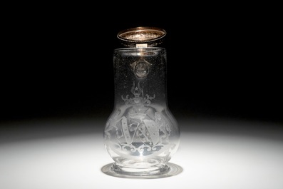 Une chope en verre grav&eacute; &agrave; d&eacute;cor armori&eacute; au couvercle en argent, marque d'Augsburg, Allemagne, 17&egrave;me