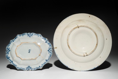 Un plat ovale &agrave; bord contourn&eacute; et un plat chinoiserie en fa&iuml;ence de Delft bleu et blanc, 17/18&egrave;me