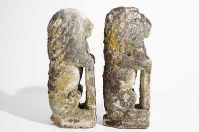Une paire de lions en pierre sculpt&eacute;e, 17/18&egrave;me