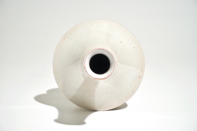 Een modernistische conische vaas met uitsparingen in cr&egrave;me-wit glazuur, Perignem, 2e helft 20e eeuw